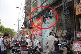 Náo loạn, lồng sắt rơi đè bẹp cột điện