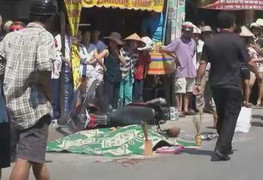 Video: Thương tâm phụ nữ chết thảm dưới bánh xe tải