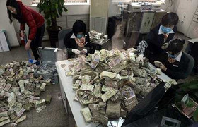 Khách gửi nửa tỷ tiền lẻ, ngân hàng 'hụt hơi'