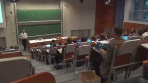 Clip: Sinh viên 'chơi trội', vác máy đánh chữ lên lớp