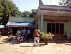 Tạm giữ vợ bí thư xã chém người để xù nợ