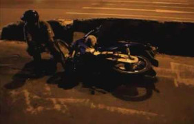 Nguy kịch vì tự tông vào dải phân cách