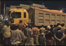 Vấp ổ voi, một phụ nữ chết thảm dưới gầm xe tải