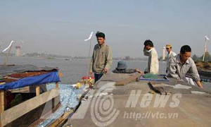 Nhói lòng, chồng trẻ xẻ dọc sông khấn vợ, tìm con