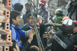 Khẩn cấp cứu nạn nhân vụ sập nhà thờ