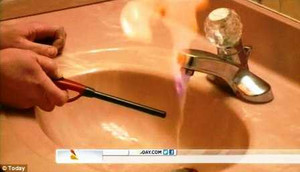 Nước máy chảy từ vòi có thể... bốc cháy