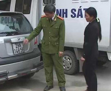 Nữ tài xế taxi dù hất thanh tra giao thông lên nắp capô