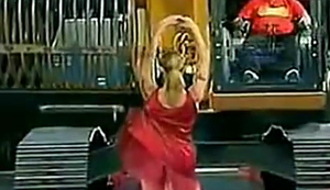 Mỹ nhân dùng máy xúc xôn xao mạng Trung Quốc