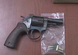 Nghênh ngang đi xe máy 'kẹp 3', súng colt lận lưng