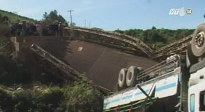 Cầu sập, xe tải chở 40 tấn cà phê rơi xuống suối