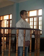 Dụ cho tiền mua sữa, yêu râu xanh hại đời bé 7 tuổi