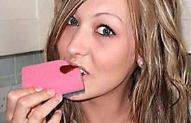 Kinh hãi người đẹp nghiện ăn xà bông và miếng rửa bát