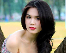 Clip: Ngọc Trinh khoe tủ đồ hiệu và vai trần nõn nà