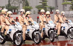 Xem nữ cảnh sát giao thông xinh đẹp tôi luyện ra sao?