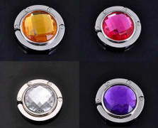 Làm đẹp túi xách với móc treo độc đáo