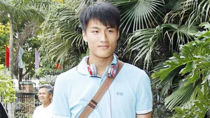 Tiền đạo Việt kiều được mẹ 'hộ tống' về nước