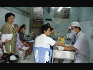 TP.HCM: Khủng khiếp cảnh vạ vật chờ khám bệnh