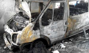 Hà Nội: Ô tô cháy rụi trong gara lúc nửa đêm