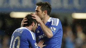 Đánh bại Arsenal, Chelsea tiến sát Man City