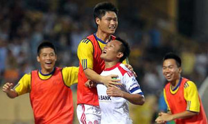 Khước từ lời mời 5 tỷ, Trọng Hoàng ở lại SLNA