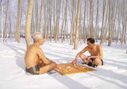 Hai ông già mình trần ngồi đánh cờ trên tuyết