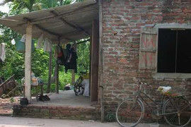 Xót xa, nữ sinh bị bạn của bố lẻn vào phòng hãm hại