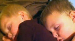 Mẹ bỏ quên con trên xe, 2 trẻ chết nóng