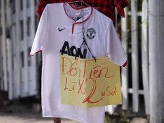 Tiếp thị đổi tiền 2 USD trên... mắc áo vỉa hè