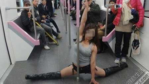 Học sinh đua nhau múa cột, chơi mạo hiểm