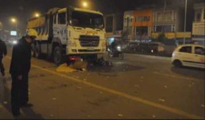 Video: 3 em bé thoát chết thần kì dưới gầm xe ben