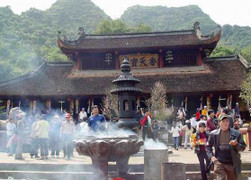 Sự thật đằng sau chuyện lái đò 'gạ' khách ở chùa Hương