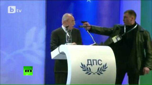 Chính trị gia Bungari đang phát biểu bị dí súng vào đầu