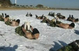 Học sinh Hàn Quốc cởi trần tập thể lực trên tuyết