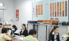 Sau giảm lương, ngân hàng cắt tiếp gì?