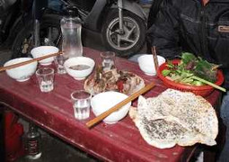 Rượu 'quốc lủi' vẫn bán chạy như tôm tươi