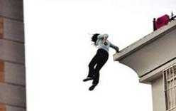 Clip: Kiểu cứu người tự tử có một không hai