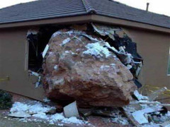 Bí ẩn hòn đá tự động đè nát nhà dân