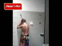 Lại một trò chơi khăm hài vỡ bụng của những gã trai