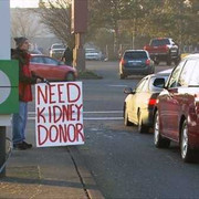 Người đàn ông đứng đường xin thận