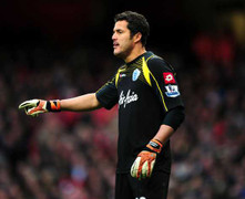 Tìm thủ môn mới, Arsenal đụng độ MU