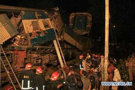 Kinh hoàng tàu hoả đâm nhau, đầu tàu vỡ nát