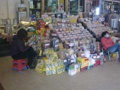 Bánh kẹo tết trá hình tuồn ra thị trường