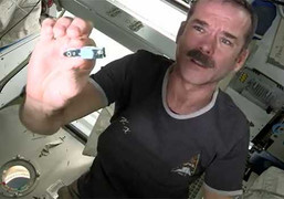 Clip Phi hành gia khổ sở cắt móng tay trên trạm vũ trụ