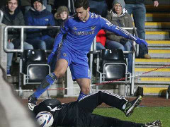 Ức chế tâm lý, Hazard 'hạ thủ' cả người nhặt bóng