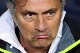 Chưa đụng MU, Mourinho đã 'nắn gân' Alex Ferguson