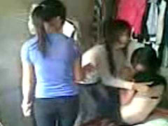 Phẫn nộ vụ nữ sinh tra tấn bạn bằng dây điện, nước sôi