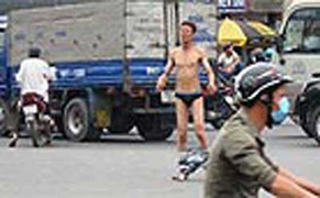Kỳ quặc 'khỏa thân' để đi cướp