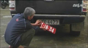 Video: Táo tợn giả xe quân đội chở gỗ lậu quí hiếm