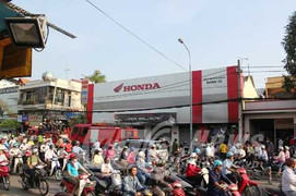 Cháy dữ dội tại cửa hàng xe máy Honda
