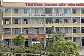 Phó hiệu trưởng nhảy vào đánh người tố cáo